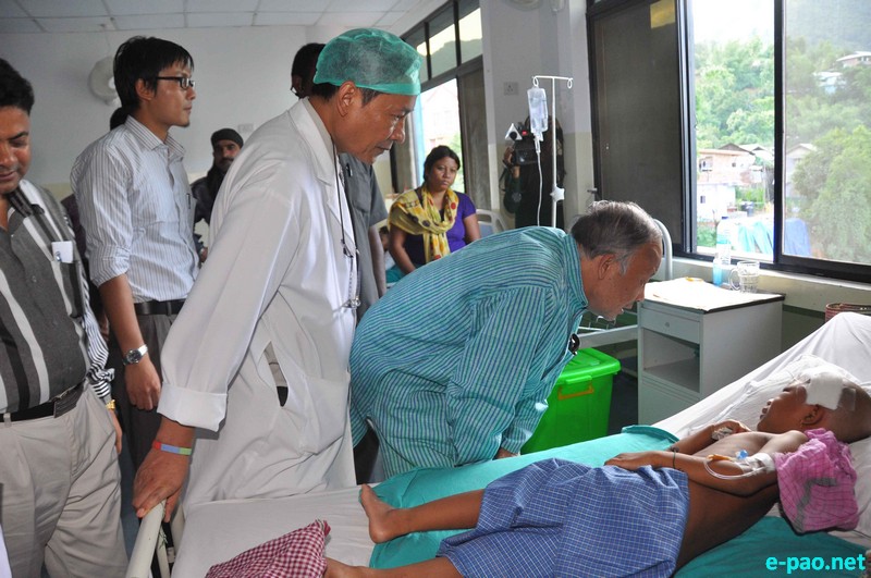 CM meets injured TSE editor, School kids at Shija Hospital at Langol :: 06 July 2014