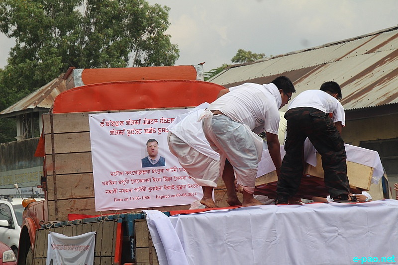 Last respect for Thangjam Yaiphaba, staff reporter of Naharolgi Thoudang, at Manipur Press Club :: June 10 2014