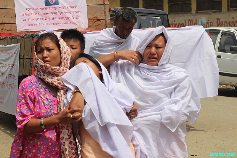 Last respect for Thangjam Yaiphaba, staff reporter of Naharolgi Thoudang, at Manipur Press Club :: June 10 2014