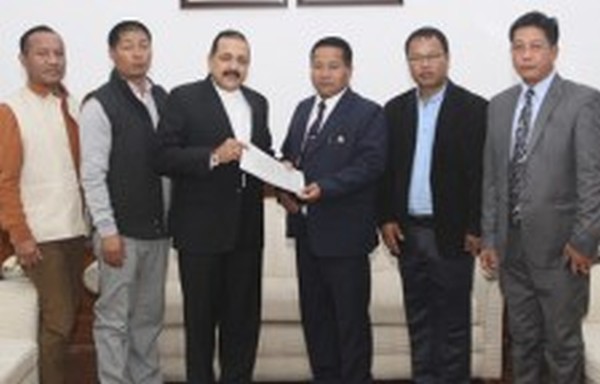 A delegation of Manipur Autonomous District Councils led by the Chairman of Churachandpur District Council, Shri Langkhanpau Guite presenting a memorandum to the Minister of State for Development of North Eastern Region (I/C), Prime Minister's Office, Personnel, Public Grievances & Pensions, Department of Atomic Energy, Department of Space, Dr Jitendra Singh, in New Delhi on Thursday, January 15