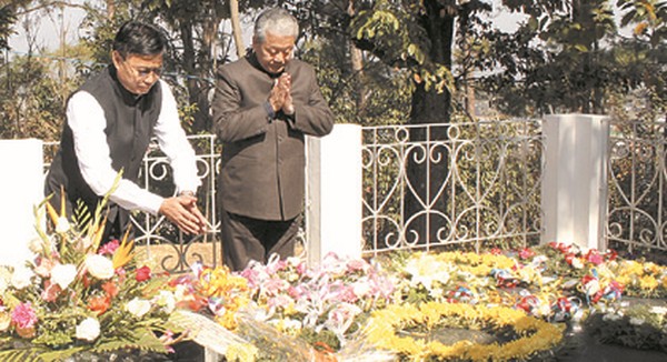 Dy CM Gaikhangan laying a wreath at the tomb of Bob Khathing 