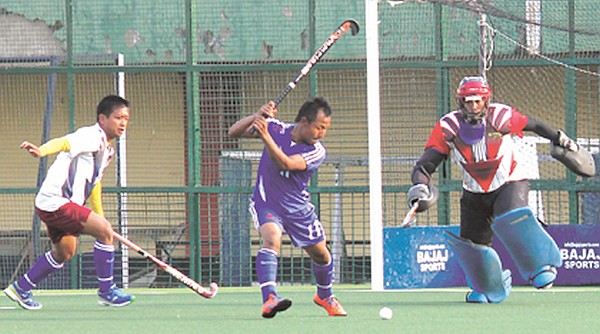COSMO player (blue) attempts for a strike against MPSC 