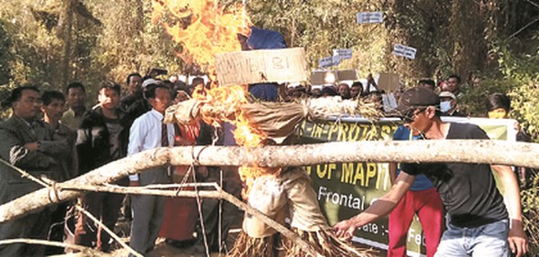 Protesters burning the effigy of the CM 