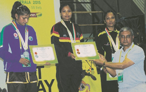 Sanglakpam Chaobi Devi (center) during the medal ceremony 