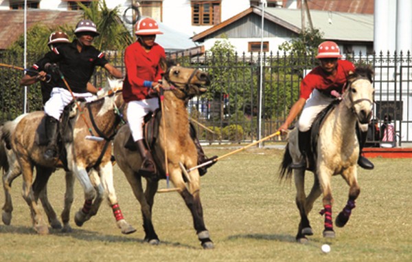 Players of Nongchup Pana Sagol Kangjei Lup-B and Chingkheihunba Polo Club-B in action 