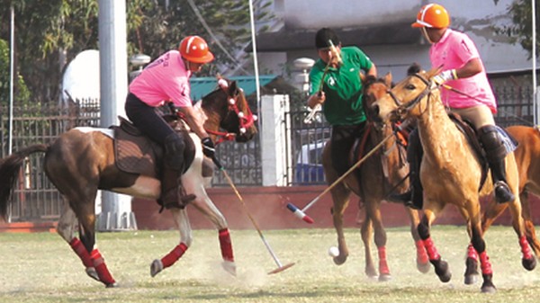 Players of MPSC-B and Nambul Mapal Polo Club (NMPC) battle for the ball 