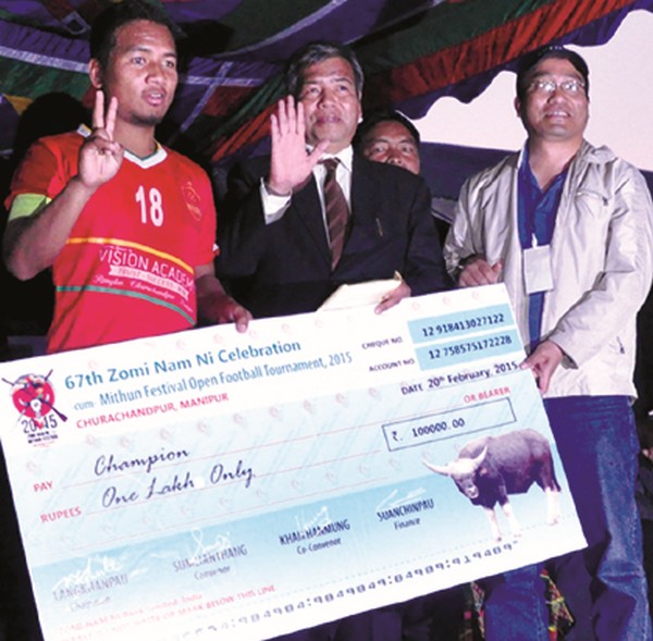 Team champion Lenlai FC receiving award 