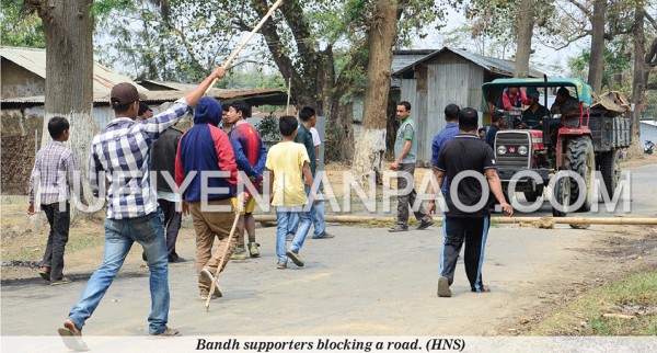 Bandh supporters blocking a road