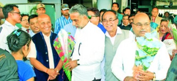 Thawarchand Gehlot being received with bouquets at Tulihal Airport 