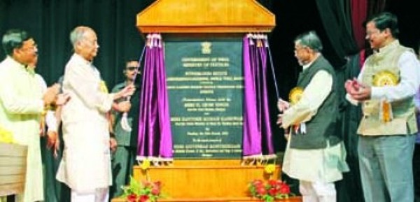 Foundation stone of a power loom estate being unveiled by Santosh Kumar Gangwar and O Ibobi 