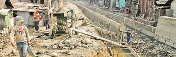 Retaining wall under construction at Naga river 