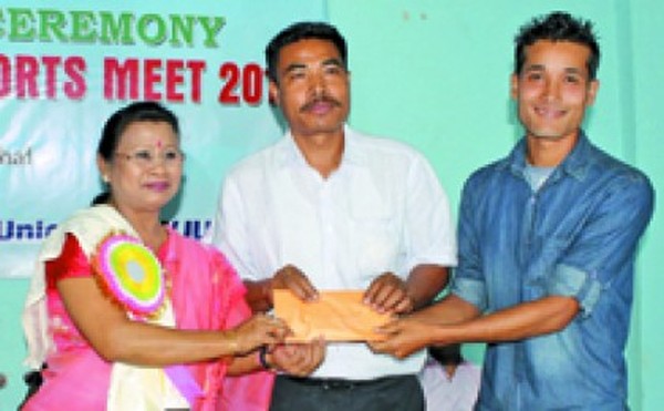 Minister AK Mirabai presenting a prize to Ibobi (center) and Th Kishan (right) of The Sangai Express 