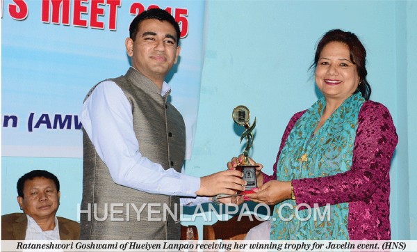 Rataneshwori Goshwami of Hueiyen Lanpao receiving her winning trophy for Javelin event