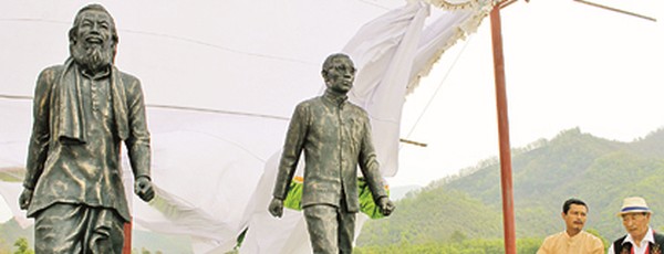 Statues of R Suisa and Ch Akaba being unveiled 