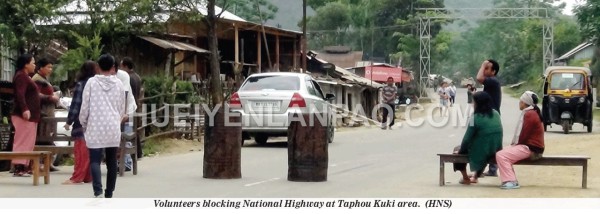 Volunteers blocking National Highway at Taphou Kuki area