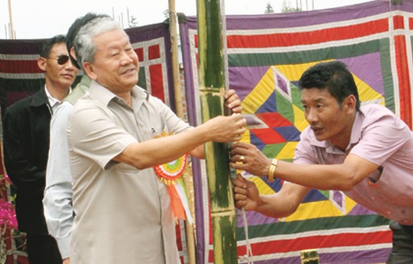 Gaikhangam hoisting the Congress flag