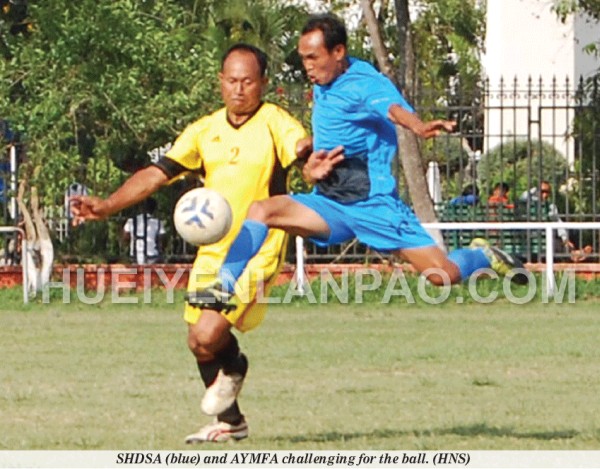 SHDSA (blue) and AYMFA challenging for the ball