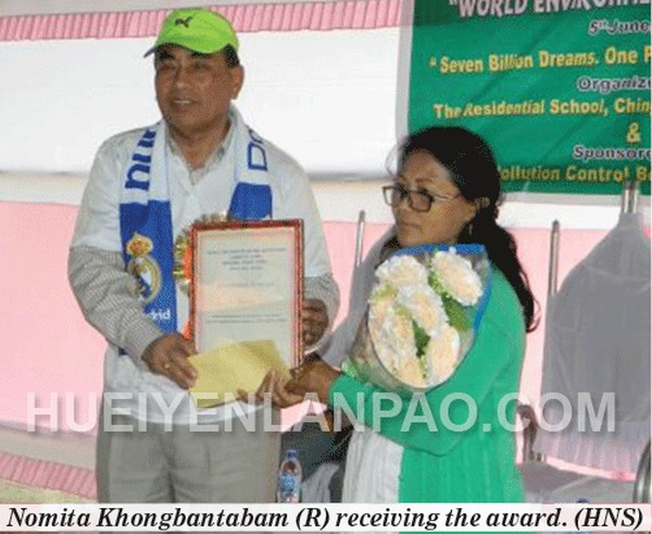Nomita Khongbantabam (R) receiving the award