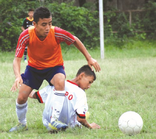 Keibi HS and Irilbung HS players challenge for the ball
