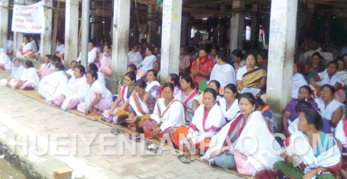 Women orgns hold protest sit-in at Bishnupur Bazar