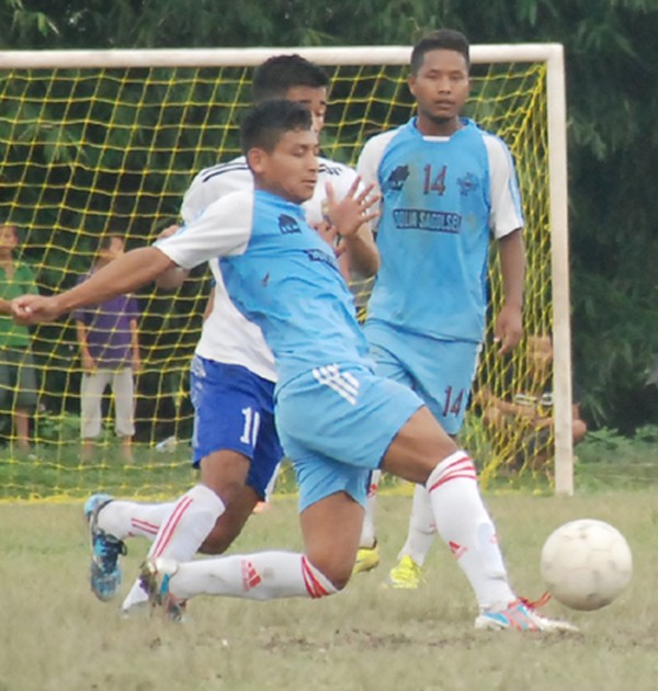 THAU, Thangmeiband and NNSC, Haoreibi players vie for the ball