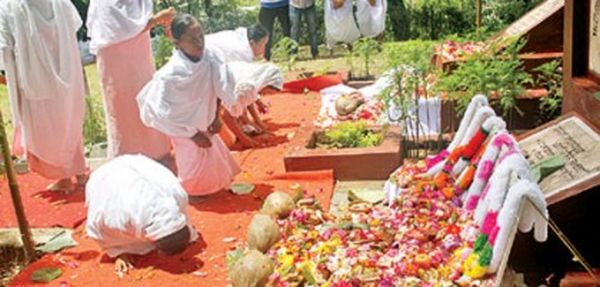 People offering floral tributes at the tomb of student martyrs