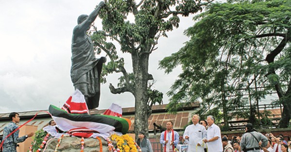 Chief Minister O Ibobi unveiling the statue of freedom fighter Haipou Jadonang