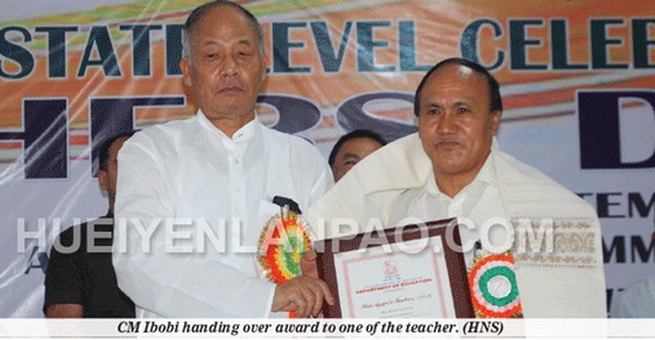 Govt confers awards on 8 excellent teachers