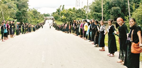 Human chain formed at Churachandpur on Saturday in protest against the three Bills passed on Aug 31