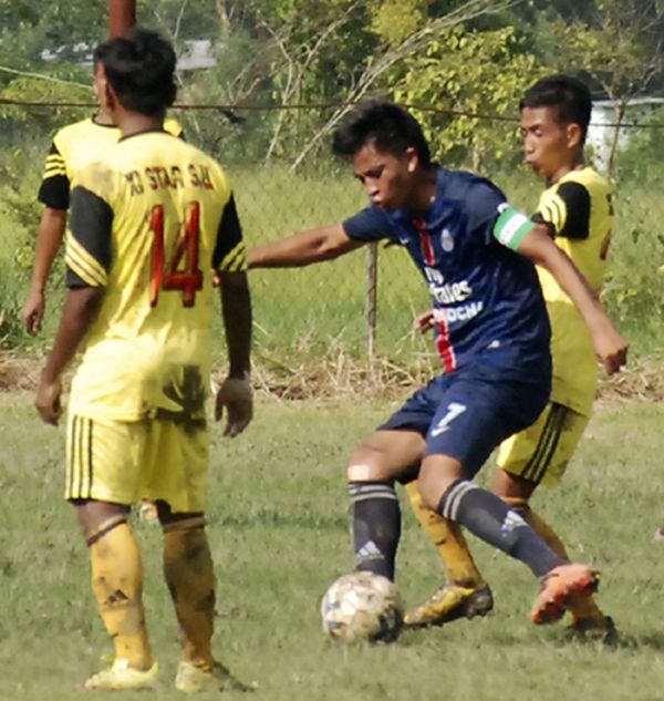 SAK, Yumnam Khunou and XI Star SU, Akampat players in action