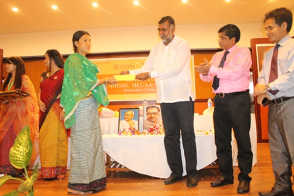 Loans under SHISHU category of MUDRA loans scheme being distributed during the programme