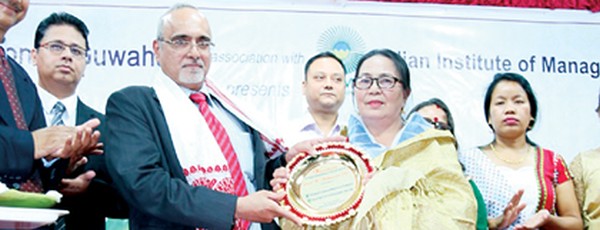 Muktamani receiving the award
