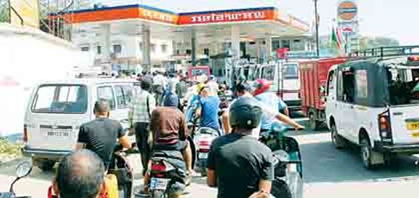 Customers rushing to a petrol pump before the start of the blockade
