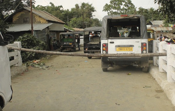 Sagolband-Maklang road blocked by locals