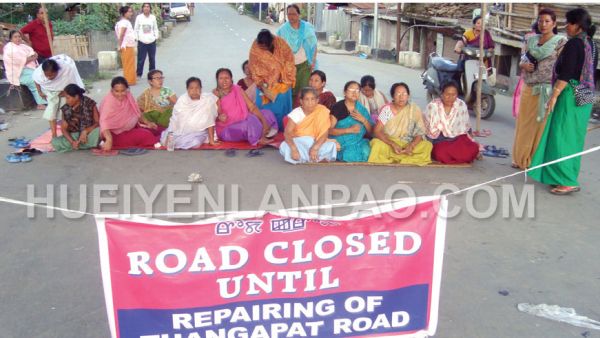 Angry locals indefinitely block Wangkhei-Thangapat road