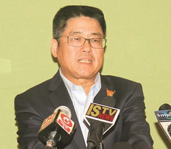 Le Yucheng addressing media