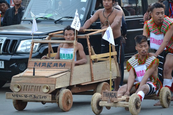 Participants of indigenous car rally