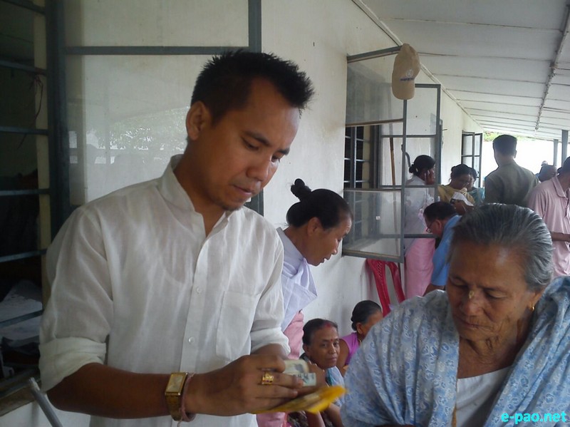 Old age pension distributed at Jiribam Police Station by DSO Imphal East K Romesh  :: 14 May 2015