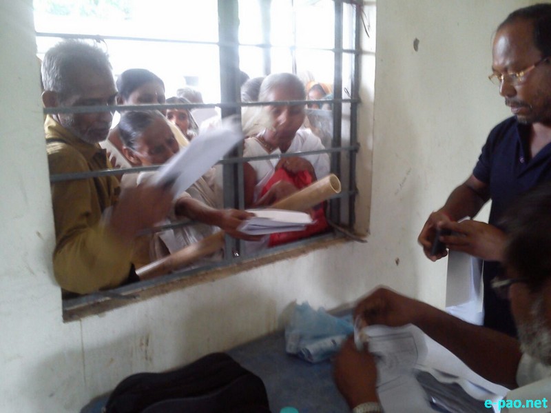 Old age pension distributed at Jiribam Police Station by DSO Imphal East K Romesh  :: 14 May 2015