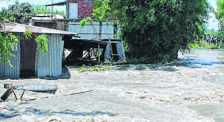 Swirling water from Imphal river inundating the areas at Kyamgei