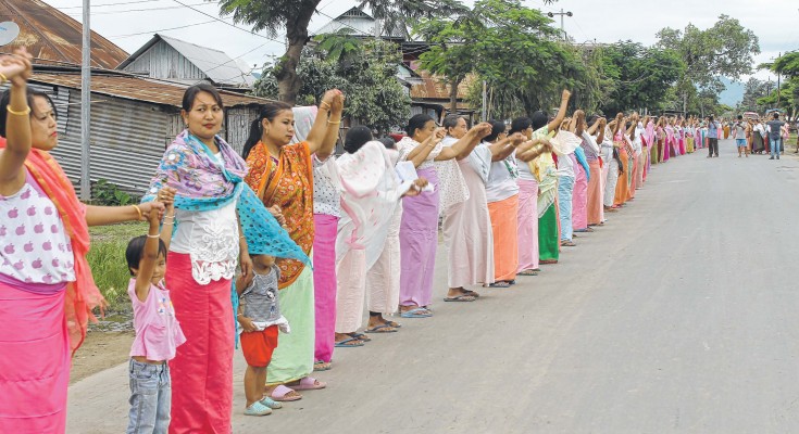 Human chain protest at Khurai for implementation of 3 bills