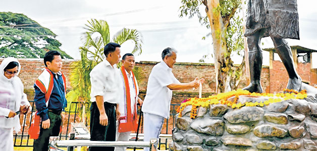 Dy CM pays floral tribute to Jadonang