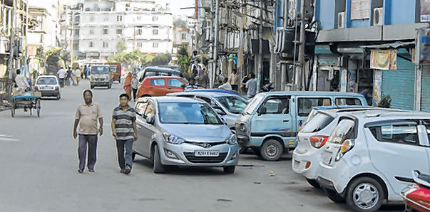 Vehicles of residents crowd Thangal Keithel
