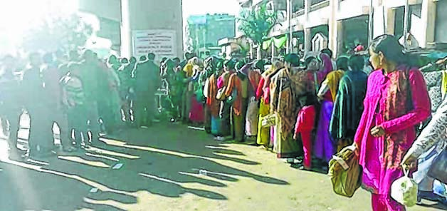 People throng grocery shops to buy garlic at Rs 200/Kg