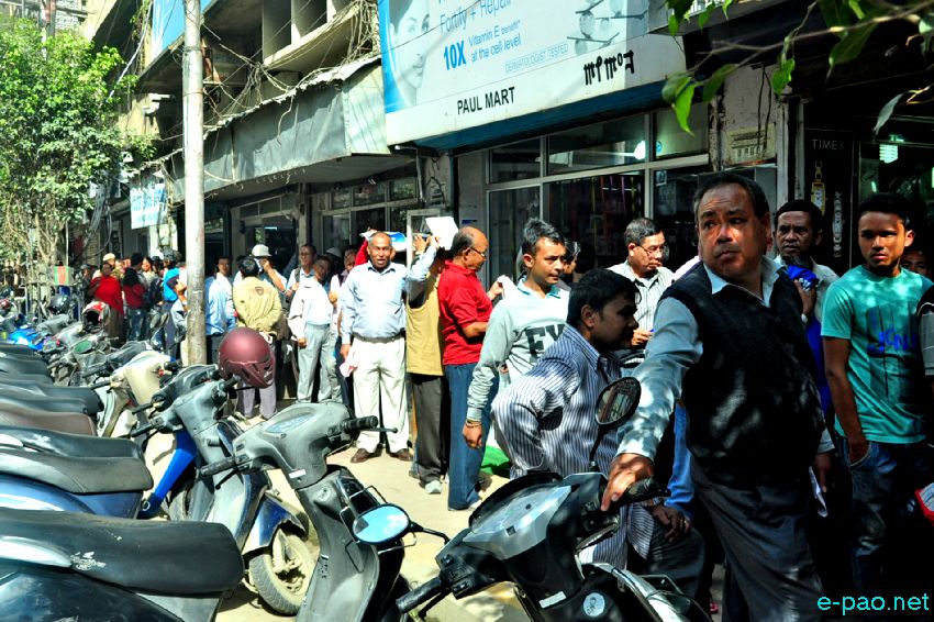 People came to different bank branches to deposit Rs 500 and Rs 1000 notes :: November 10 2016