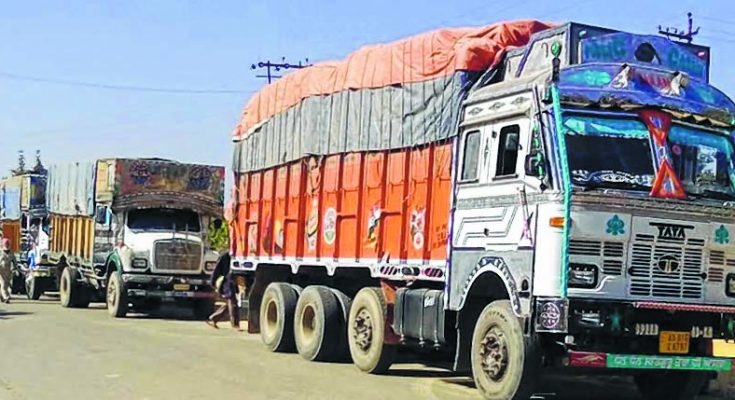 Around 300 trucks leave Jiri for Imphal ::  January 16 2017