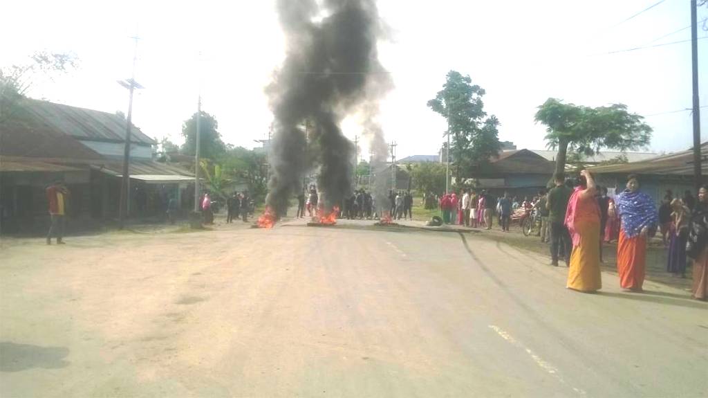 Constable shots youth at Thabal Chongba : Angry mob raze house of assailant, Imphal-Moreh road shut down