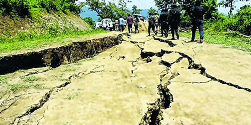 N Kayisii pays Rs 3 lakh aid to earth crack victims