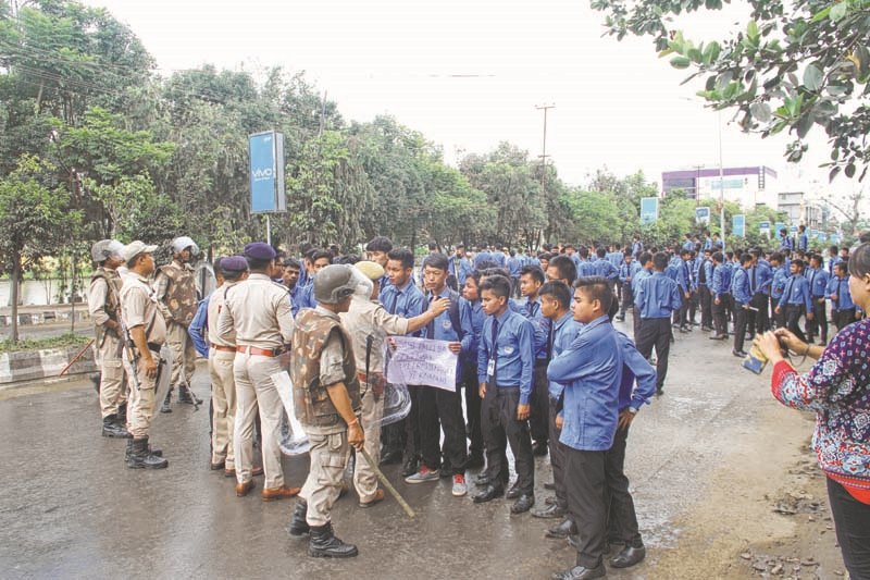 Students protest against State Government's order to lodge FIR