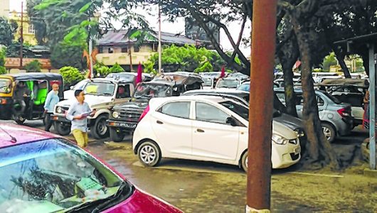 Unregulated parking multiplies traffic congestion, VIPsm chokes Sect road